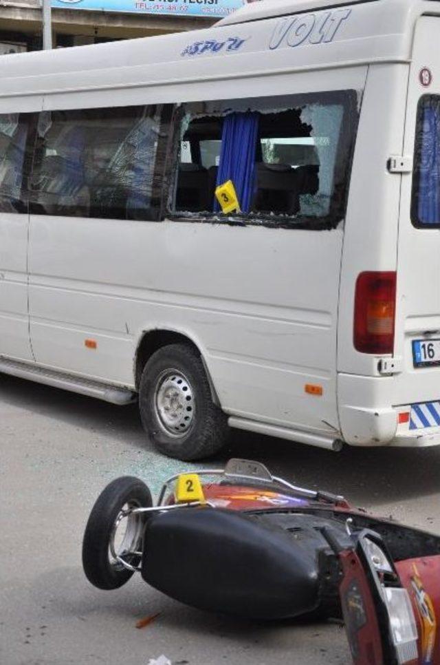 Motosiklet Servis Aracına Çarptı: 2 Yaralı