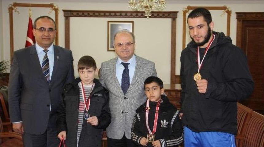Şampiyonlar Vali &Ccedil;akacak&rsquo;ı Ziyaret Etti