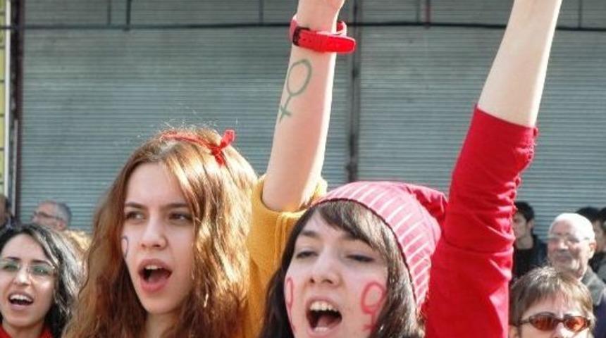 Ankara Kadın Platformu &Uuml;yesi Kadınlar Kızılay'a Y&uuml;r&uuml;d&uuml;