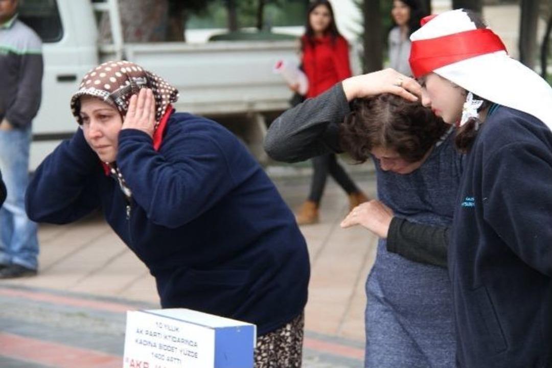 Ak Parti'nin İcraatları Sokak Tiyatrosu İle Eleştirildi