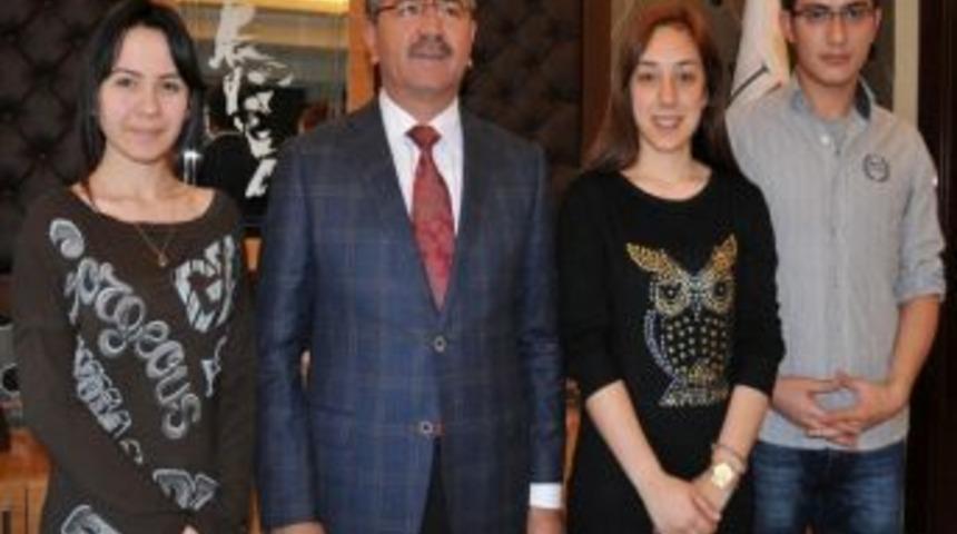 &Uuml;niversite &Ouml;ğrencileri Başkan Faruk Akdoğan&rsquo;ı Ziyaret Etti