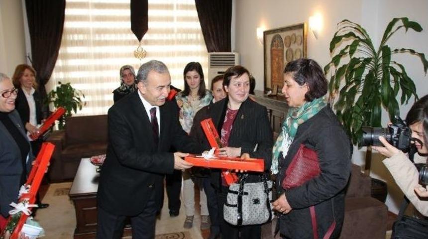 Sakaryalı Kadınlar Vali B&uuml;y&uuml;k&rsquo;&uuml; Ziyaret Etti