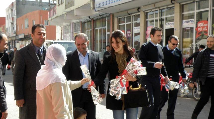 Pazara &Uuml;r&uuml;n Satmaya Gelen K&ouml;yl&uuml; Kadınlar Karanfillerle Karşılandı