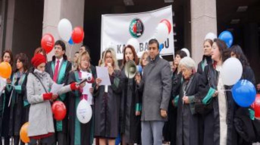 Avukatlar, Adliyede 'kadına Şiddeti' Protesto Etti