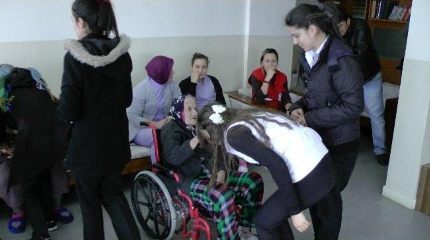 Yaşlı Kadınlara Kadınlar G&uuml;n&uuml; Hediyesi