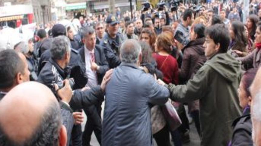 Denizli'deki D&uuml;nya Kadınlar G&uuml;n&uuml; Kutlamasında Arbede &Ccedil;ıktı