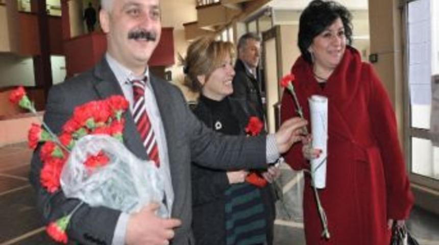 Bes, Karanfil Dağıtarak Kadınlar G&uuml;n&uuml;n&uuml; Kutladı