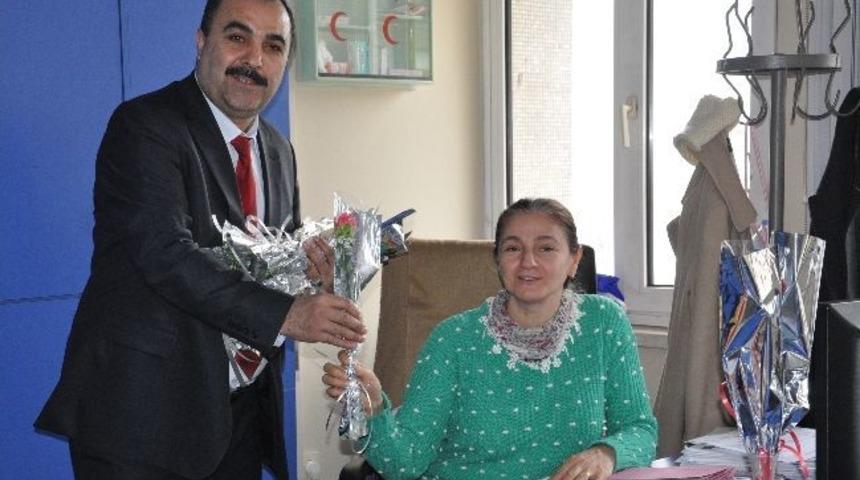 Eğitim-sen&rsquo;den Kadınlar G&uuml;n&uuml;'nde Karanfil