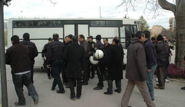 Ankara'da Eylem Yapan Gruba Polis Müdahale Etti