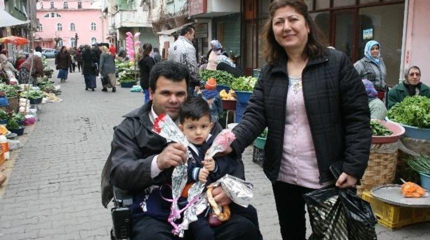 Ak Parti G&ouml;k&ccedil;ebey Kadın Kolları Pazarcılara &Ccedil;i&ccedil;ek Dağıttı