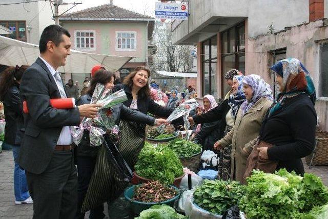 Ak Parti Gökçebey Kadın Kolları Pazarcılara Çiçek Dağıttı