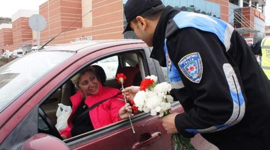 Polisten Kadın S&uuml;r&uuml;c&uuml;lere Karanfilli Kutlama