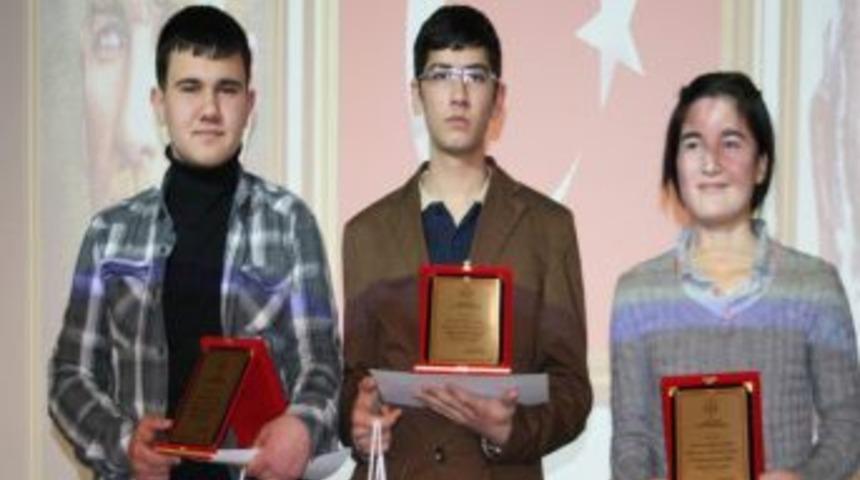 İstiklal Marşı&rsquo;nı En Iyi Okuyan &Ouml;ğrenci Yenişehir&rsquo;den