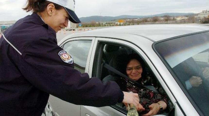 Otoyol Polisi Kadınlar G&uuml;n&uuml;nde &Ccedil;ikolata Dağıttı
