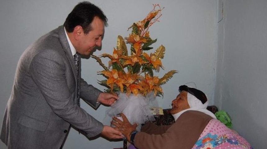 Samsat Kaymakamı Yaşlı Kadını Evinde Ziyaret Ederek G&uuml;n&uuml;n&uuml; Kutladı