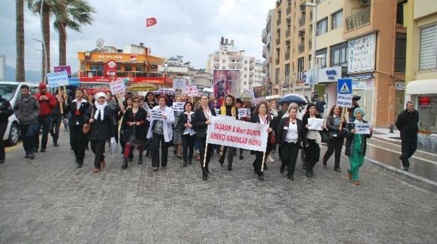 Marmaris'te Kadınlar G&uuml;n&uuml; Y&uuml;r&uuml;y&uuml;ş&uuml;