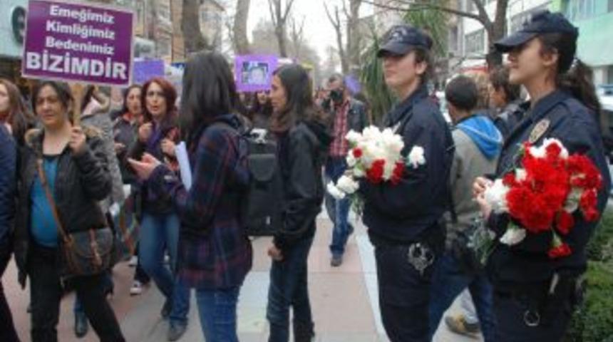 Y&uuml;r&uuml;y&uuml;ş Yapan Kadınlar Polisin Uzattığı Karanfili Almadı