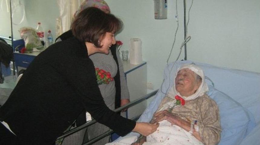 Edremit Devlet Hastanesi Kadınları Unutmadı, Karanfil Dağıttı