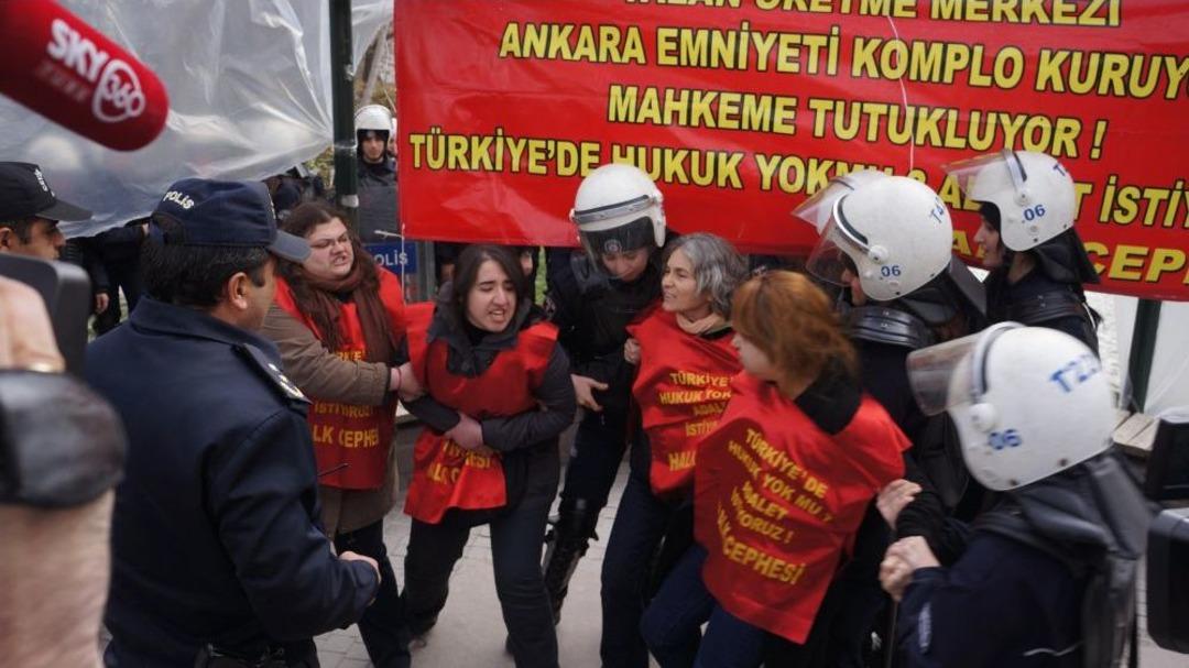 &Ccedil;adır Kurup Polise Direnen Kadın Eylemciler G&ouml;zaltına Alındı