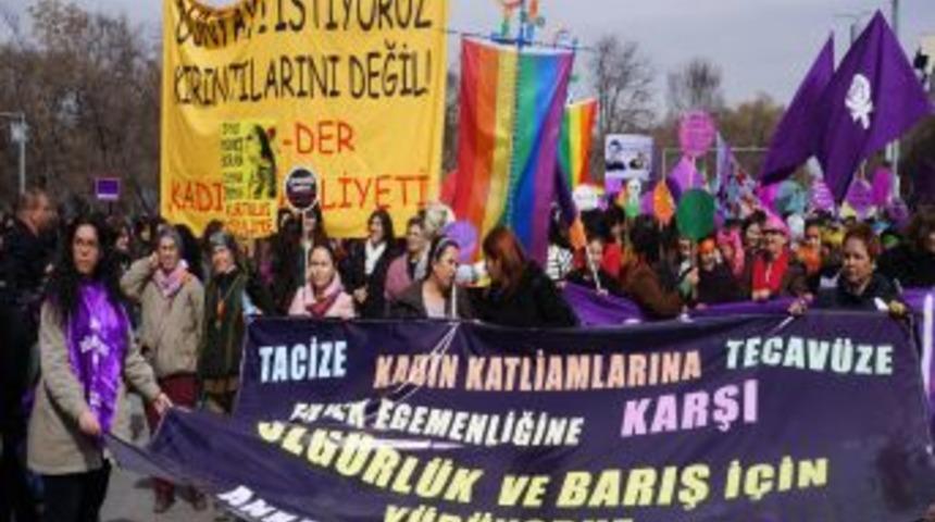 Kadınlar, Kadına Şiddetin Son Bulması I&ccedil;in Y&uuml;r&uuml;d&uuml;