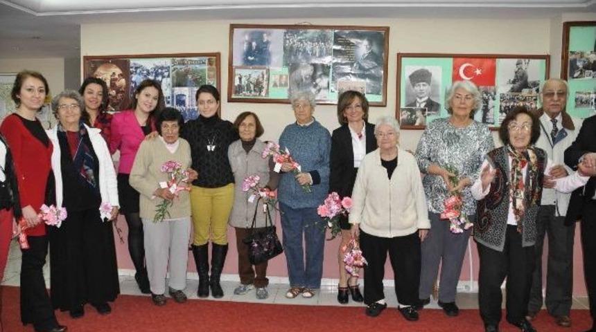 Kuşadası Belediyesi Kadınlara 15 Bin Adet Karanfil Dağıttı