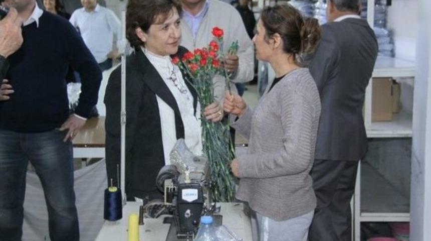 Milletvekili Birg&uuml;l Ayman G&uuml;ler, &Ouml;demiş&rsquo;te Kadın İş&ccedil;ilere Karanfil Dağıttı