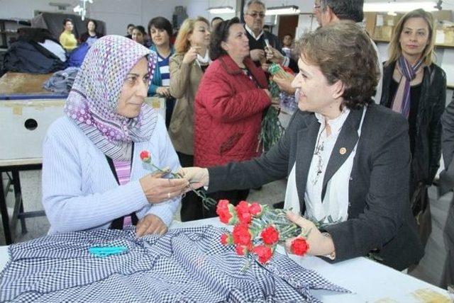 Milletvekili Birgül Ayman Güler, Ödemiş’te Kadın İşçilere Karanfil Dağıttı