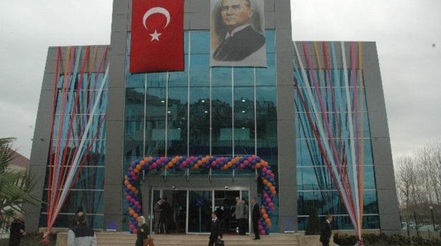 &Ouml;zel Işık Koleji K&uuml;lt&uuml;r Ve Spor Merkezi T&ouml;renle A&ccedil;ıldı