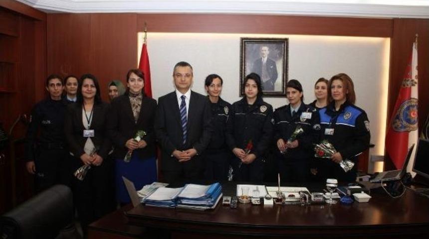 Emniyet M&uuml;d&uuml;r&uuml; Bayan Polislerin Kadınlar G&uuml;n&uuml;n&uuml; Kutladı