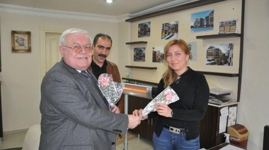 Başkan İnceoğlu, Kadın Esnafa &Ccedil;i&ccedil;ek Verdi