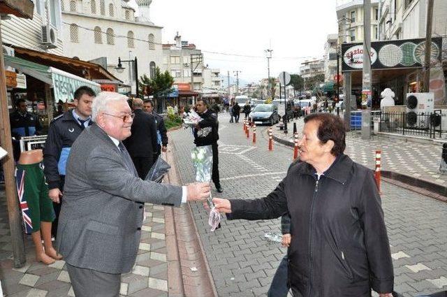 Başkan İnceoğlu, Kadın Esnafa Çiçek Verdi