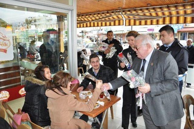 Başkan İnceoğlu, Kadın Esnafa Çiçek Verdi