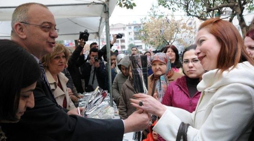 Başkan Erg&uuml;n, Kadınlara Karanfil Dağıttı