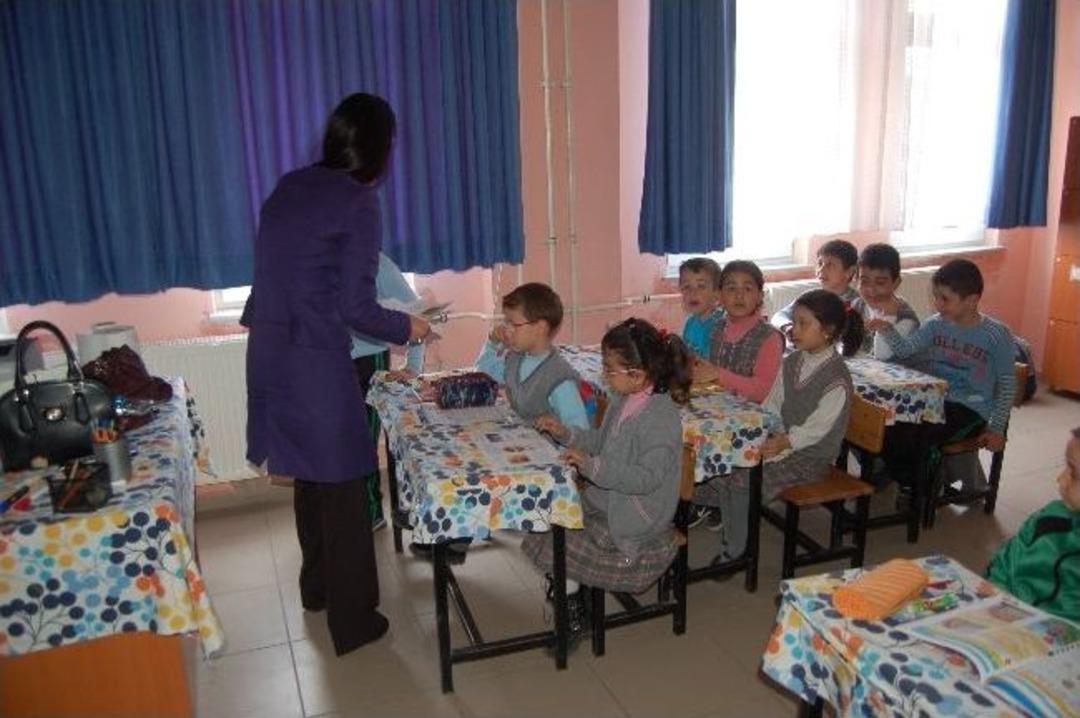 İlk&ouml;ğretim &Ouml;ğrencilerine Diş Sağlığı Eğitimi