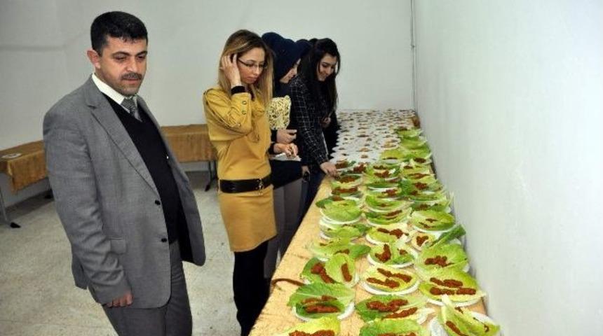 Suşehri&rsquo;nde Yurtta Kalan Kız &Ouml;ğrenciler Kadınlar G&uuml;n&uuml;n&uuml; Kutladı