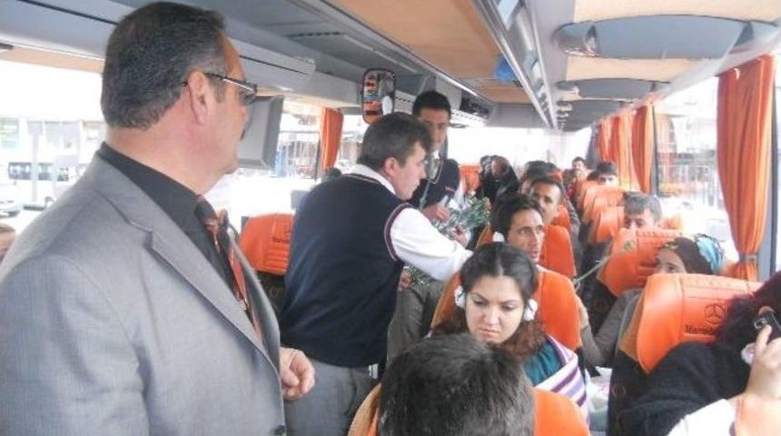 G&ouml;lbaşı Otogarında Bayan Yolculara G&uuml;l Dağıtıldı