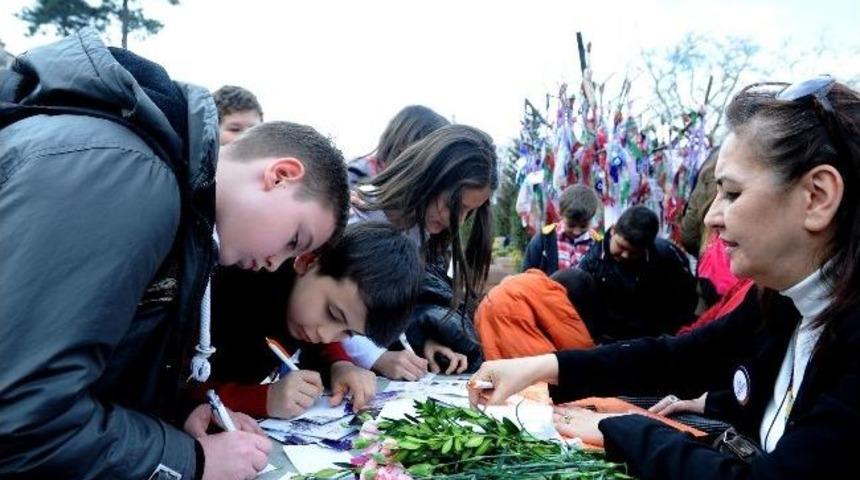 Kadınlar Dileklerini Dilek Ağacına Astı