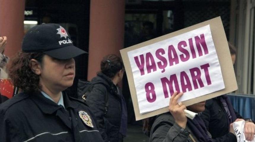 Kadınlar Mitingde, Polisler G&ouml;revde