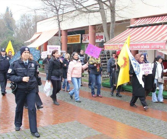 Kadınlar Mitingde, Polisler Görevde