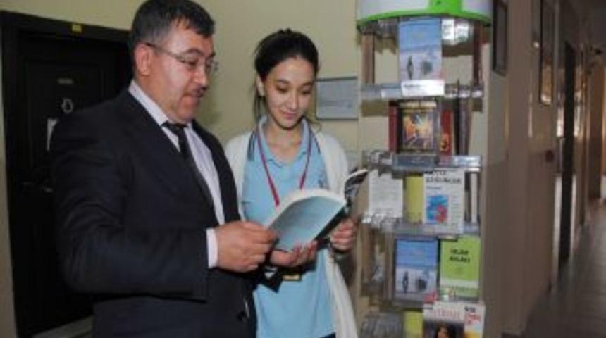 Şelale Lisesi'nde Oku-getir Kampanyasıyla &Ouml;ğrenciler Kitapla Tanışıyor