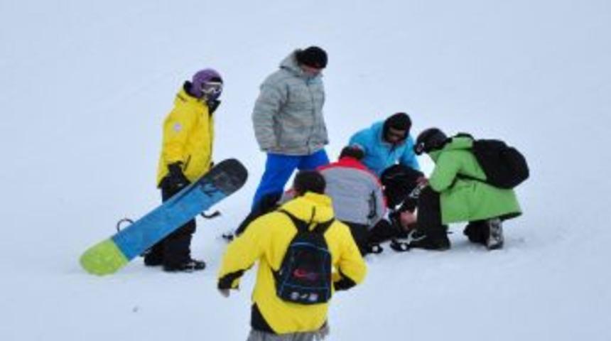 D&uuml;nya Gen&ccedil;ler Snowboard Şampiyonası&rsquo;nda Yaşanan Kazalar Korkuttu