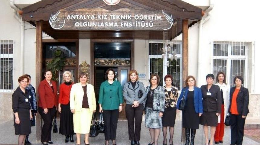 &ldquo;başarılı T&uuml;rk Kadınları&rdquo; Sergisi A&ccedil;ıldı