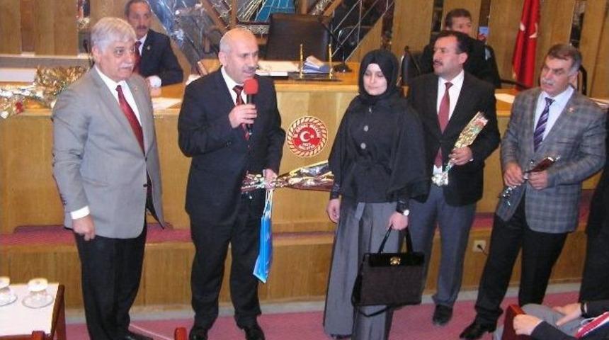 İl Genel Meclisi&rsquo;nde Kadınlara &Ccedil;i&ccedil;ek Ve Hediyeler Verildi