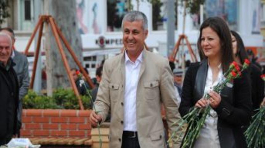 Başkan S&ouml;zen, D&uuml;nya Kadınlar G&uuml;n&uuml;'nde Eşiyle Karanfil Dağıttı