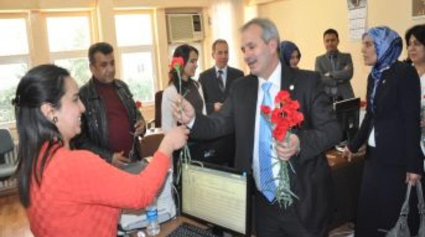 Başkan &Ouml;zgan'dan Kadınlara Karanfilli Kutlama