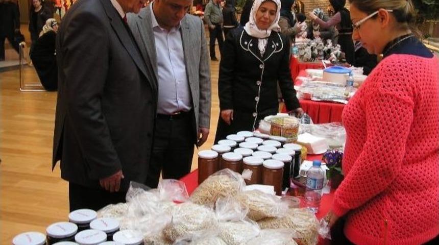 Kadınlar El Emeklerini Sergiledi