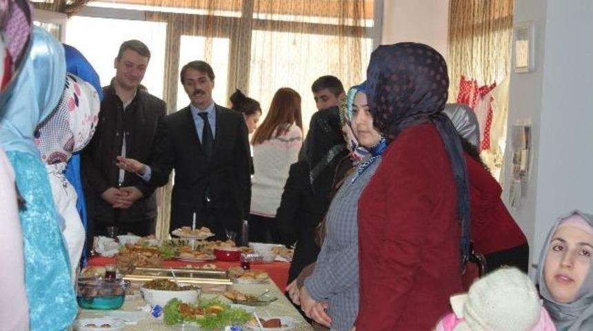 Başkan Alemdar El Becerileri Kursiyerlerinin Kadınlar G&uuml;n&uuml;n&uuml; Kutladı