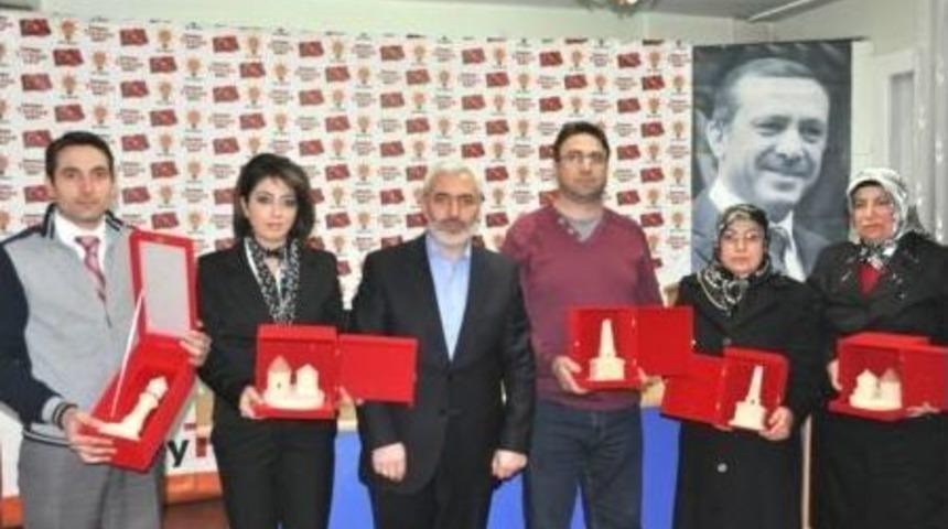 Siyaset Akademisi Sınavında Dereceye Girenler &Ouml;d&uuml;llendirildi