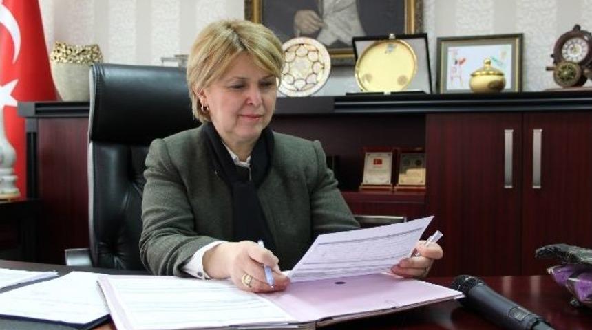 Belediye Başkanı Din&ccedil; Koltuğunu Kadın Meclis &Uuml;yesine Bıraktı