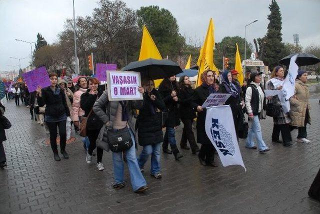 Çanakkale'de 8 Mart Dünya Kadınlar Günü Kutlandı